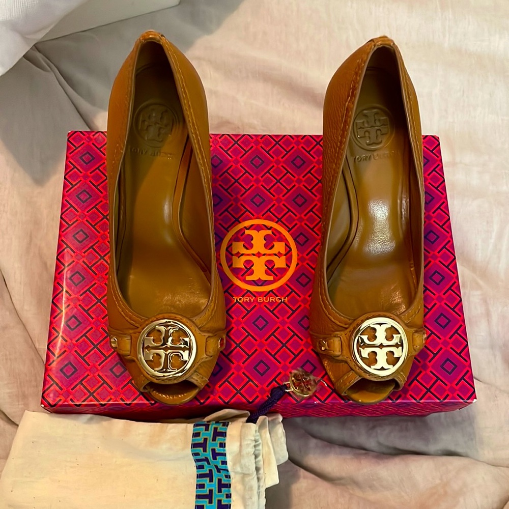 Tory Burch Leticia 95MM Wedge Tumbler Leather Color Tan size 7